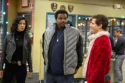 "Brooklyn Nine-Nine", "Nennen Sie mich 'Big Sugar'." Es ist soweit, Jack und Rosa geht ein dicker Fisch ins Netz: der 'Pontiac Bandit' alias Doug Judy, der die beiden schon so lange an der Nase herumgeführt hat. Jack freut sich riesig über den gelungenen Coup. Er ahnt nicht, dass Doug noch ein Ass im Ärmel hat. Amy will ihrem Boss gegen dessen ausdrücklichen Wunsch ein Weihnachtsgeschenk machen. Derweil setzen Gina und Charles alles daran, einen Keil zwischen ihre Eltern zu treiben, bevor diese sich tatsächlich ernsthaft ineinander verlieben könnten.Im Bild (v.li.): Stephanie Beatriz (Rosa Diaz), Craig Robinson (Doug Judy), Andy Samberg (Jake Peralta).