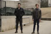 Ethan Reigns (Brendan Hines, l.); MacGyver (Lucas Till, r.)