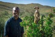 Patrick Aryee und ein sehr zahmes Erdmännchen