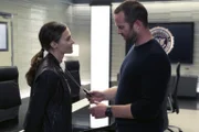 Ist die US Agentin Allison Knight (Trieste Kelly Dunn, l.) noch an Weller (Sullivan Stapleton, r.) interessiert?