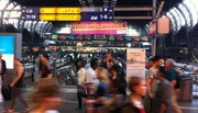 NDR Fernsehen DIE NORDSTORY - DAS HERZ DER MILLIONENSTADT, "Hamburg Hauptbahnhof", am Freitag (24.10.14) um 20:15 Uhr.
Der Südsteg zur Rush Hour.