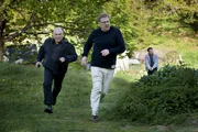 Torkel Höglund (Tomas Laustiola, l.) und Sebastian (Rolf Lassgård, r.).