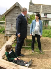 Haben unterschiedliche Auffassungen zur Kindererziehung: Doc Martin (Martin Clunes, r.) und Louisa (Caroline Catz, l.) ...