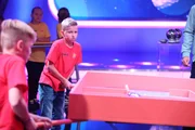 Auch Chris von den "Adlershofer Wölfen" aus Berlin versucht sich im Spiel "Labyrinth, gemeinsam mit seinem Teamkollegen Arne.