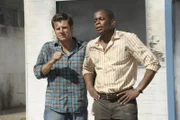 Shawn (James Roday, li.) und Gus (Dulé Hill) sollen herausfinden, wer hinter der Serie von Brandstiftungen steckt, die derzeit die Stadt in Atem hält. Doch bei ihren Recherchen entdecken sie ein schreckliches Geheimnis.