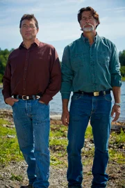 Wollen seit ihrer Kindheit das Geheimnis von "Oak Island" entschlüsseln: die Brüder Marty (l.) und Rick Lagina (r.) aus Nord-Michigan ...