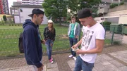 Da seine "Kumpels" kein Geld haben, verlangen sie von Basti (li.) zu zahlen und dazuzugehören...