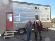 Tiny House Hunters Season3 EP Colorado Couple Goes Tiny, Tiny House Hunters Staffel3 EP Tierheim
Homebuyers, Chris and Heather with realtor, Dot ready to tour this tiny industrial house. Located in Aurora, CO, as seen on Tiny House Hunters.