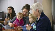 In der alten Scheune rauscht der gasbetriebene Heizstrahler, fröhliches Stimmengewirr liegt in der Luft. Viele Hände, alte und junge, nageln, stricken, kleben. Es ist Bastelnachmittag im Generationenhof in Lindennaundorf bei Leipzig.