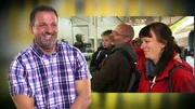 Alex Walzer (li.) kommentiert das Einkaufsverhalten von Anke und Carsten