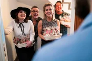 Im Weinrausch verteilen die Singles Sarah (Sophie Passmann), Sven (Ralf Kabelka), Bettina (Valerie Niehaus) und Stefan (Daniel Zillmann) Tüten mit Plätzchen an die Nachbarn.