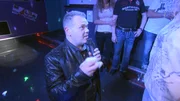 Günter möchte singend um die Hand seiner Traumfrau bitten.