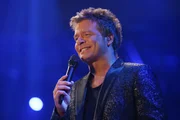 Oliver Geissen moderiert die zweite Event-Show im Kloster Eberbach im Rheingau, in der die verbliebenen Kandidaten vor großem Publikum noch einmal alles geben müssen (Foto: DSDS 2015).