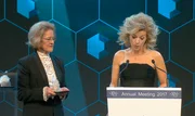 Anne-Sophie Mutter (re.) spricht vor der Wirtschaftselite der Welt in Davos. Links im Bild: Hilde Schwab, Mitbegründerin des WEF.