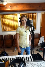 MDR Fernsehen SOMMER BEI UNS, "Sommer, Sonne, Stefanie, Teil 1; Auf geht's nach Kärnten", am Montag (21.07.14) um 19:50 Uhr.
Stefanie Hertel im Tonstudio
