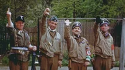 2. Mai 1945: US-Soldaten posieren in Wehrmachtsuniformen in Dachau bei München.