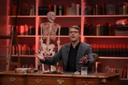Christoph Sieber sitz an seinem Studio-Schreibtisch.