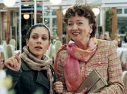MDR Fernsehen DER DICKE FOLGE 6, "Enttäuschte Erwartungen", am Samstag (15.02.14) um 09:50 Uhr.
Yasmin (Burcu Dal, l.)begleitet "Lockvogel" Iris (Barbara Focke, r.) bei ihrer Suche nach dem vermeintlichen Heiratsschwindler.