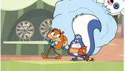 Eichhörnchen Eddie und Stinktier Dave sind die besten Freunde.