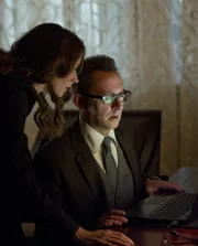 (v.l.n.r.) Root (Amy Acker); Harold Finch (Michael Emerson)