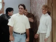 Tony (Tony Danza, l.) renoviert mit seiner Bastlergruppe das Haus. Angela (Judith Light, r.) kommen langsam Zweifel ...