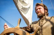 Sir Francis Drake am Steuerrad der "Golden Hinde", seinem Flaggschiff.