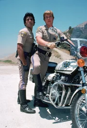 Officer Francis 'Ponch' Poncherello (Erik Estrada, l.) und Officer Jon Baker (Larry Wilcox)