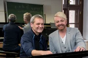 Prof. André Schmidt von der Hochschule für Musik FRANZ LISZT Weimar und Moderator Ross Anthony während der Dreharbeiten. (v.l.)