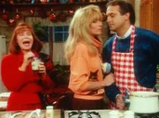 Mona (Katherine Helmond, l.) amüsiert sich köstlich: Angela (Judith Light, M.) und ihr Freund probieren ihre Kochkünste aus.