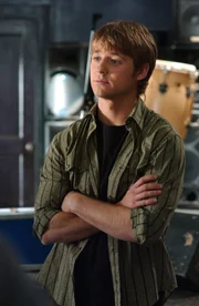 Benjamin McKenzie (Ryan).