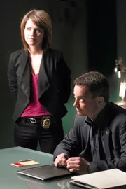 Anna Belknap (Det. Lindsay Monroe Messer), Gary Sinise (Det. Mac Taylor).