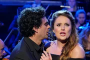 Gastgeber Rolando Villazón mit der herausragenden Sopranistin Louise Alder