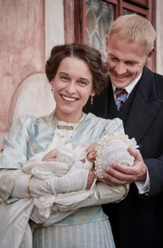 Ottilie (Kristin Suckow) und ihr Mann Alexander von Faber-Castell (Johannes Zirner)