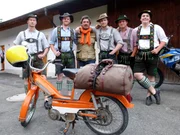 Zwischen Folklore und exzentrischen Traditionen: François Skyvington besucht den Fingerhaklerverein Mittenwald. Fingerhaklern ist ein bayerischer Kraftsport, bei dem sich zwei Spieler gegenüber an einem Tisch sitzen und jeweils versuchen, den Gegner am Finger auf die eigene Seite des Tisches zu ziehen.