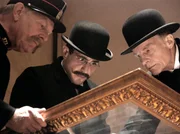 PHOENIX DER RAUB DER MONA LISA, am Samstag (15.09.12) um 20:15 Uhr.
Drei Polizeibeamte (v.l.n.r.: Lorenzo Lange, Andrim Emini, Wolfgang Kaven) untersuchen im Treppenhaus des Louvre den zurückgelassenen Rahmen, der kurz vorher noch die Mona Lisa schmückte. Sie wenden die zu dieser Zeit modernsten Ermittlungsmethoden an und finden sogar einen Fingerabdruck. Doch zum Täter führt er sie nicht.