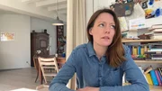 Charlotte (Lavinia Wilson) muss wegen des Corona-Virus alleine in ihrer Wohnung bleiben.