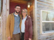 Tiny House Hunters Season3 EP Going Tiny to Travel, Tiny House Hunters Staffel3 EP Quer durchs Land
Carson (left) and Mel met while students at the University of Nebraska.  They love Lincoln but are excited to spend the next year traveling the country and writing about their experiences.  They hope to find a tiny house on wheels that will allow them to live off grid and realize their dream.