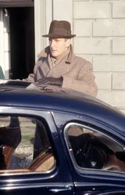Hugh Fraser (Captain Haistings).