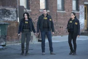 Was ist das Ziel der terroristischen Attacke? Beinahe zu spät erkennen Weller (Sullivan Stapleton, M.), Jane (Jaimie Alexander, l.) und Tasha Zapata (Audrey Esparza, r.), dass die Schule der Tochter des CIA-Direktors das Ziel der explosiven Ladung ist ...