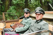 20. Juli 1944: Oberst von Stauffenberg (Peter Becker, l.) und sein Adjutant Oberleutnant Werner von Haeften (Nikolas Reinke) auf dem Weg zum Führerhauptquartier Wolfsschanze.