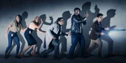 (1. Staffel) - Unter der Leitung von Ava Lafrey (Ally Walker, 2.v.l.) soll das Team um Annie (Amber Stevens West, l.), Barry Shaw (Adeel Akhtar, M.) Leroy Wright (Craig Robinson, 2.v.r.) und Max Jennifer (Adam Scott, r.) die gesamte Welt vor übernatürlichem Schaden bewahren ...