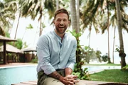 Moderator Florian Ambrosius führt durch die Rosenzeremonien.