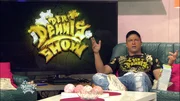In „Der Dennis Show“ bringt der Hürther Maurerlehrling (Martin Klempnow) das Studiopublikum und die TV-Zuschauer mit Stand-Up-Sets, Einspielern und Publikumsspielen zum Lachen.