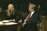 Die Staatsanwälte Jack McCoy (Sam Waterston, re.) und Serena Southerlyn (Elisabeth Rohm, li.) beraten sich im Gericht im Mordfall RC Flex.