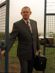 Eine heftige Magen-Darm-Infektion grassiert in Portwenn. Doc Martin (Martin Clunes) sieht sich gezwungen, einschneidende Maßnahmen zu ergreifen. Das kommt bei den Bewohnern aber überhaupt nicht gut an ...