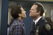 Jake Peralta (Andy Samberg, l.), The Vulture (Dean Winters)