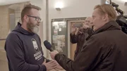 Claus Madsen gibt Interviews zur gewonnenen Wahl.