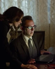 (v.l.n.r.) Root (Amy Acker); Harold Finch (Michael Emerson)