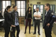 V.l.: Amy Santiago (Melissa Fumero), Jake Peralta (Andy Samberg), Rosa Diaz (Stephanie Beatriz), Charles Boyle (Joe Lo Truglio), Teddy Wells (Kyle Bornheimer)