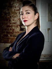 Dörte Steenbeck (Lenka Arnold) kennt alle Geheimnisse Kollmars. Fast alle!